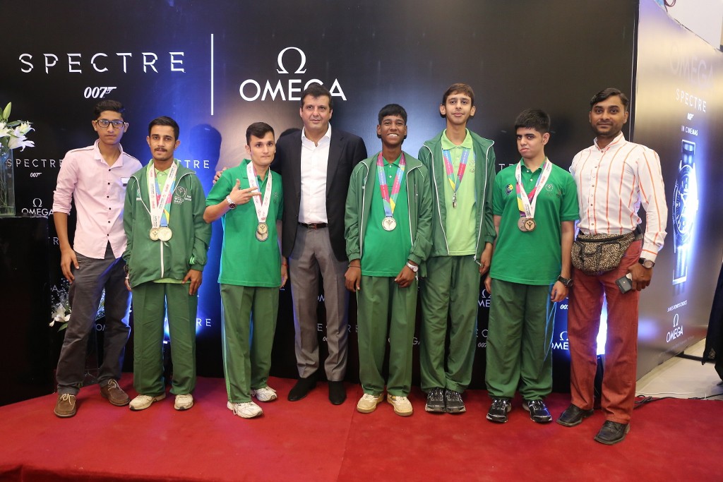 Rameez Sattar with Special Olympics Pakistan Team (1024x683)